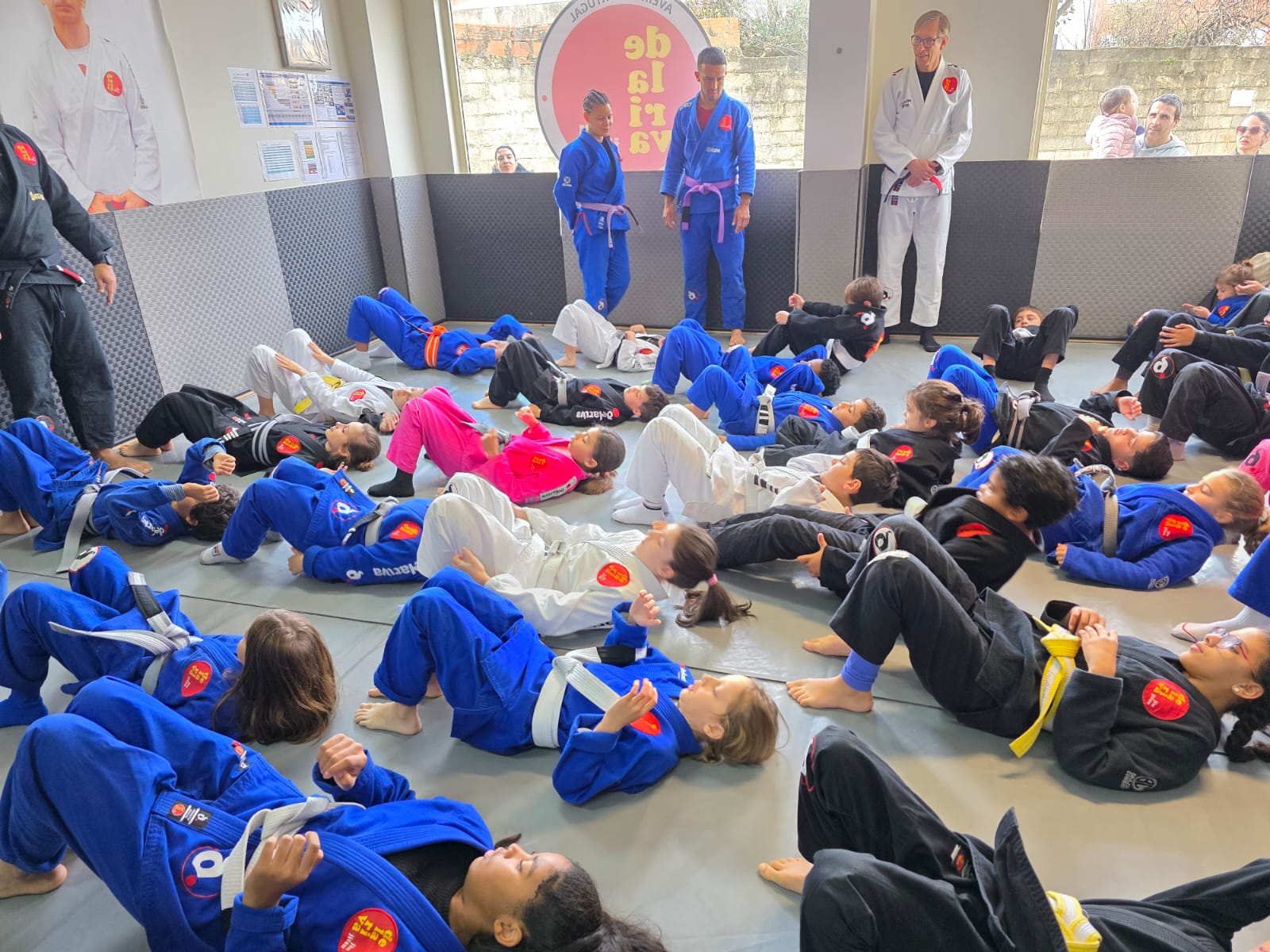 Treino de Jiu-Jitsu GI com kimono na Escola Delariva Aveiro