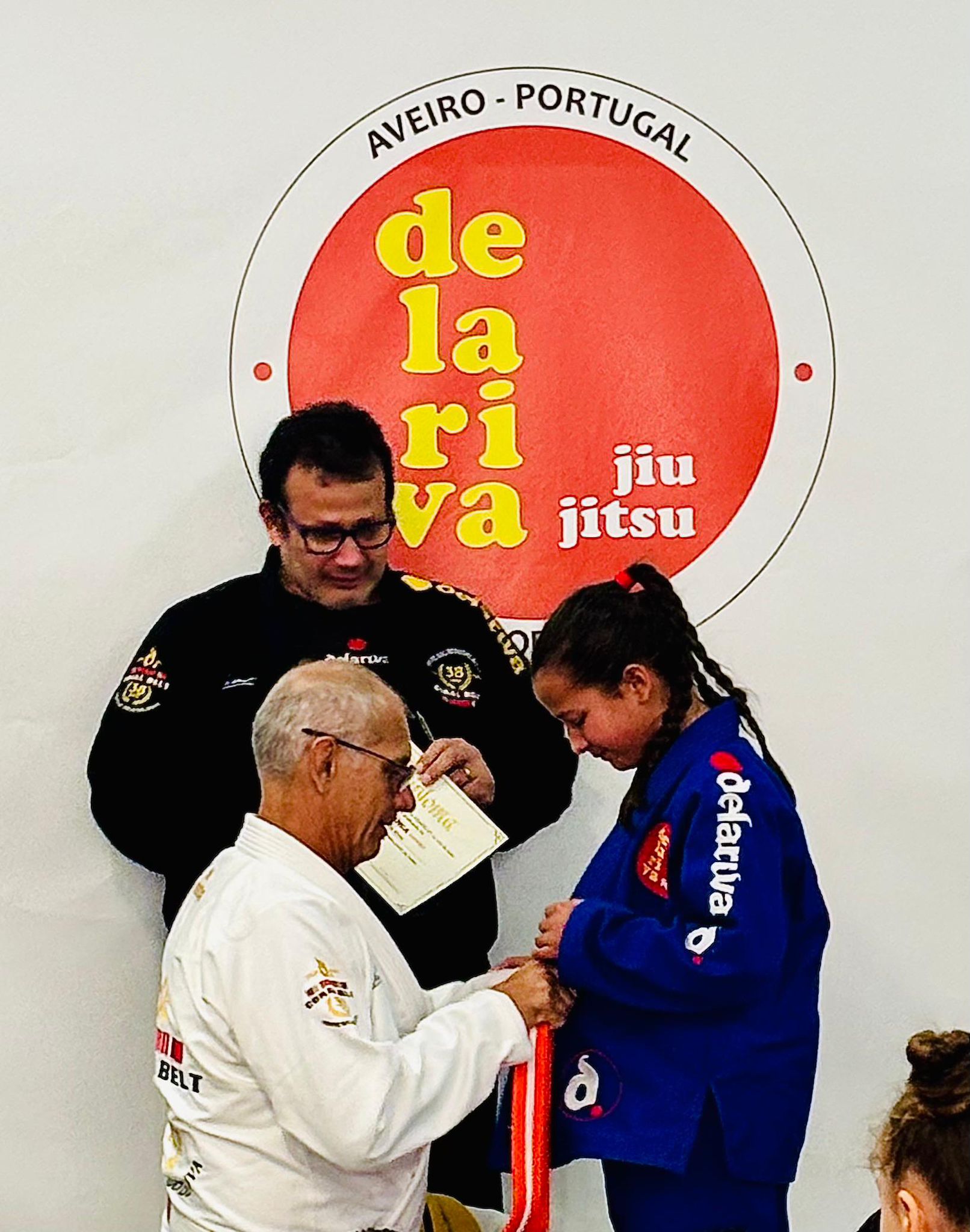 Momento de graduação de uma jovem aluna sob o logótipo Delariva Aveiro