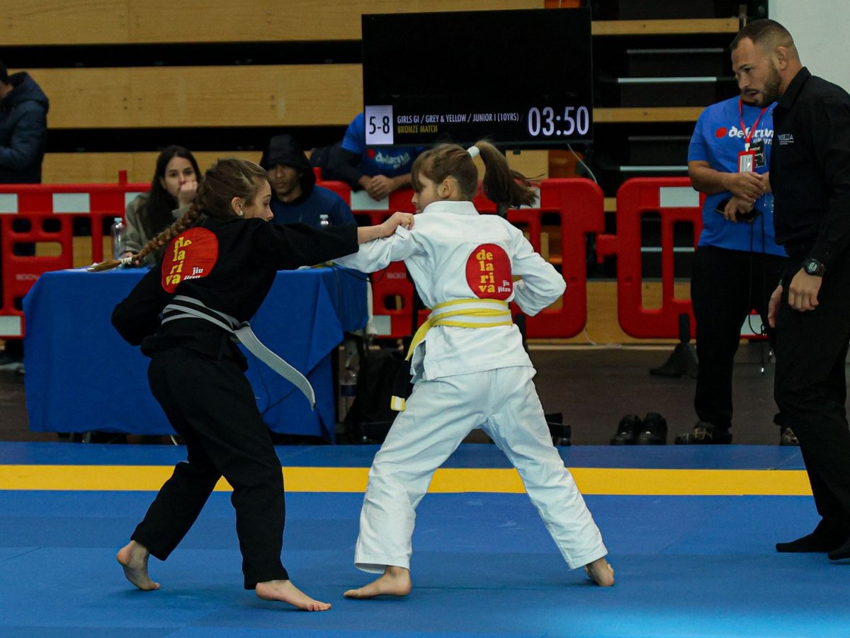 Duas alunas da Escola Delariva Aveiro a disputarem um combate de Jiu-Jitsu em competição