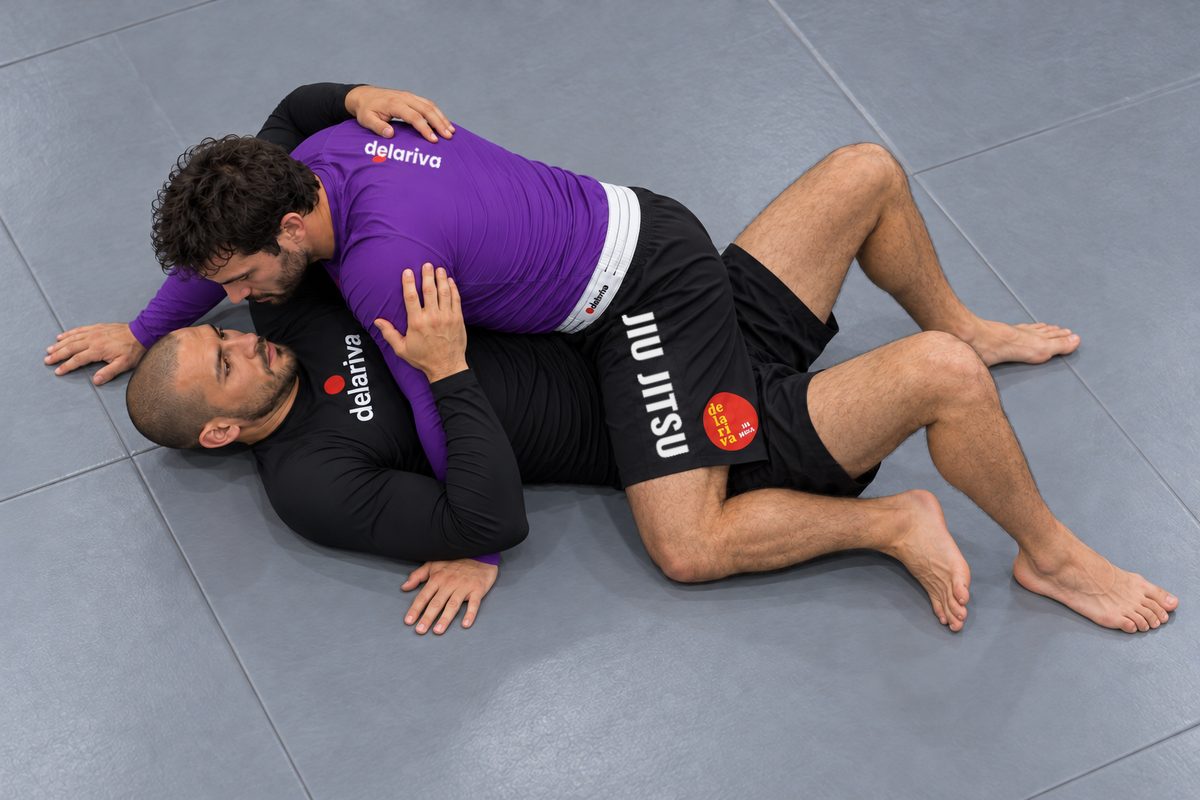 Controlo lateral no chão durante treino NOGI